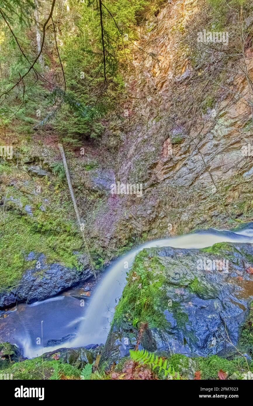 Cascata nella Gola di Ravenna nella Hoellental, nella Foresta Nera, Germania sud-occidentale Foto Stock