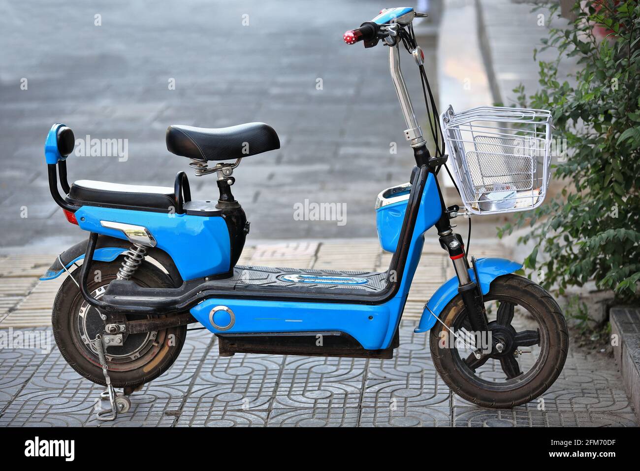 Parcheggiata blu elettrico scooter-Ming e Qing dinasties food strada. Zhangye-Gansu-Cina-1316 Foto Stock