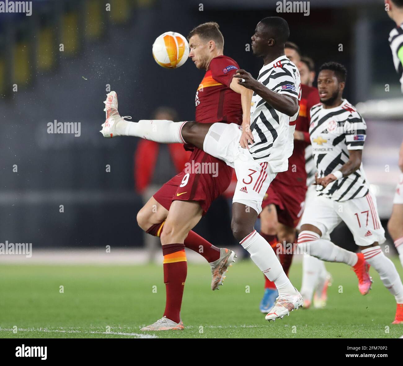 Roma, Italia, 6 maggio 2021. Edin Dzeko di Roma affrontato da Eric Bailly di Manchester Uniteddurante la partita UEFA Europa League allo Stadio Olimpico, Roma. L'immagine di credito dovrebbe essere: Jonathan Moscop / Sportimage Foto Stock