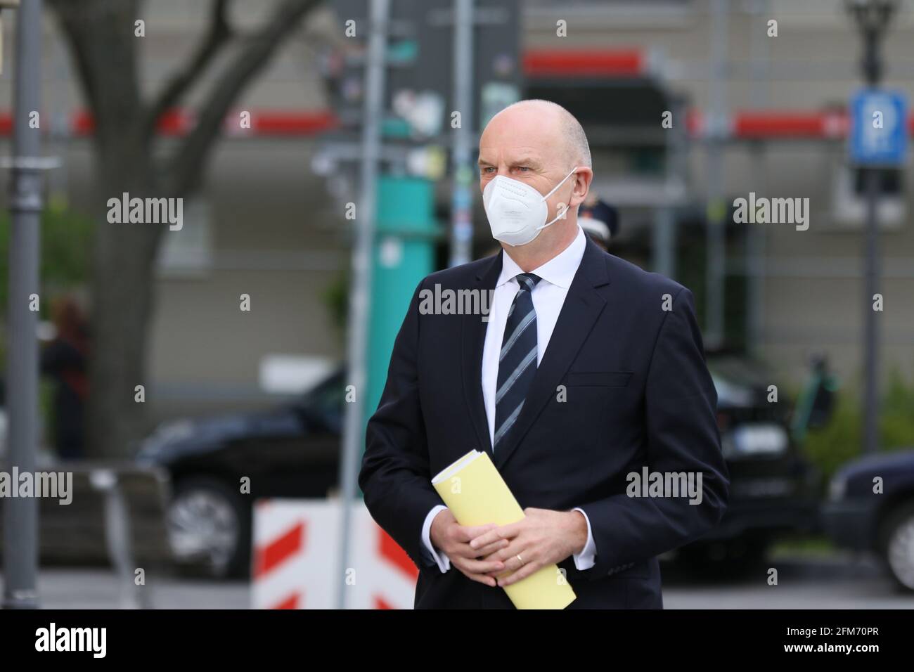 05/06/2021, Potsdam, Germania, primo ministro Dietmar Woidke (SPD) prima del servizio funebre. Servizio di memoria nella Nikolaikirche per le vittime della violenza nel dormitorio di Potsdam per i disabili. Foto Stock