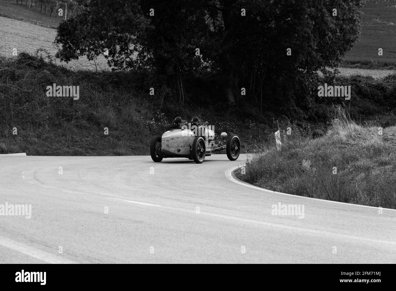 CAGLI , ITALY - OTT 24 - 2020 : BUGATTI T35 1925 su una vecchia auto da corsa nel rally Mille miglia 2020 la famosa corsa storica italiana (1927-1957) Foto Stock