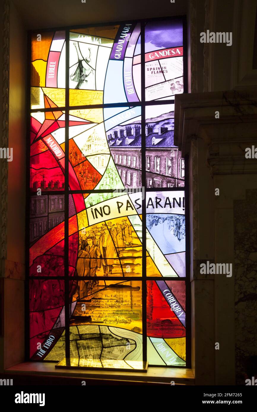 Finestra in vetro colorato della Guerra civile Spagnola nel Municipio di Belfast, Irlanda del Nord Foto Stock