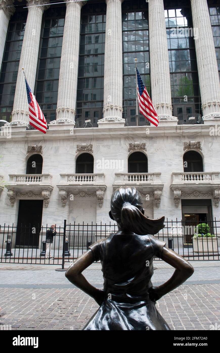 La ragazza sta guardando all'edificio della Borsa di New York Foto Stock