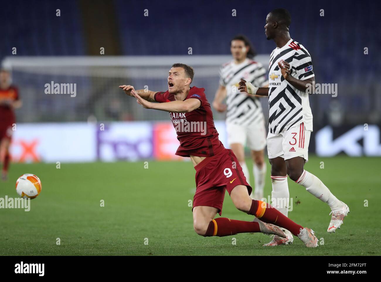 Roma, Italia, 6 maggio 2021. Edin Dzeko di Roma scende drammaticamente a seguito di una sfida di Eric Bailly di Manchester United durante la partita UEFA Europa League allo Stadio Olimpico di Roma. L'immagine di credito dovrebbe essere: Jonathan Moscop / Sportimage Foto Stock