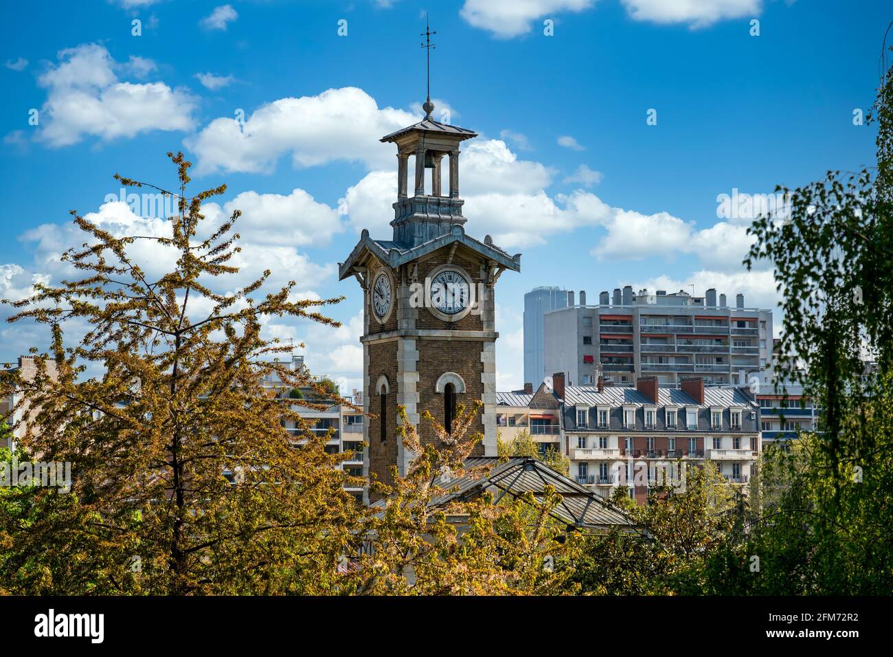 Primo piano sulla vecchia torre dell'orologio di Georges Brassens Public Parco a Parigi Foto Stock