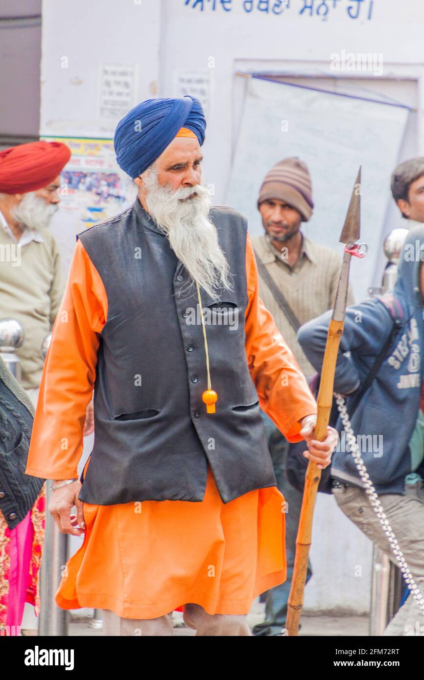 DELHI, INDIA - 24 GENNAIO 2017: Guerriero Sikh con una lancia su una guardia di fronte a Gurudwara SIS Ganj Sahib gurdwara luogo di culto per Sikh in Delh Foto Stock