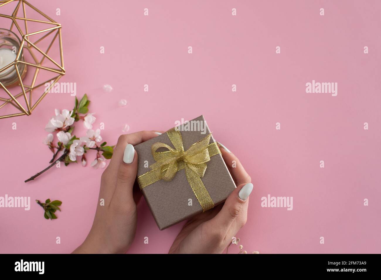 Nelle mani di una ragazza giovane che tiene una scatola del regalo. Mock in su Foto Stock