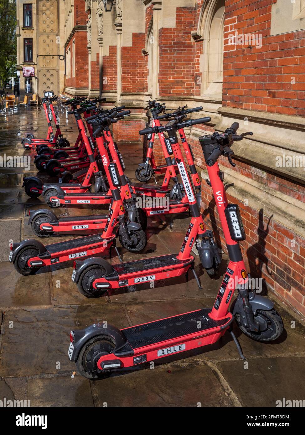 Noleggio scooter elettrici voi su una strada nel centro storico di Cambridge. Voi Technology e-scooters da noleggiare su una strada Cambridge. Foto Stock