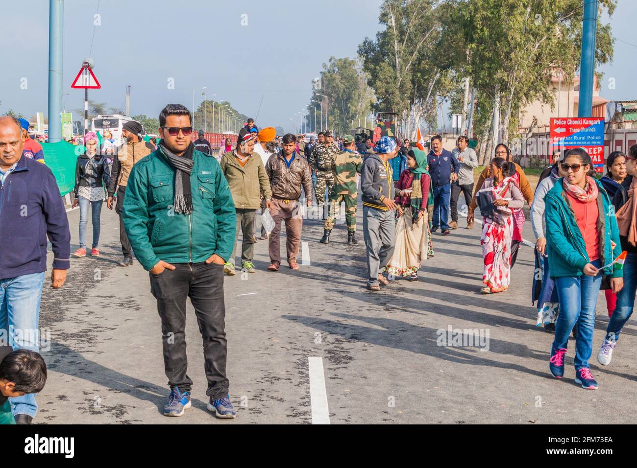 WAGAH, INDIA - 26 GENNAIO 2017: La gente cammina verso il confine per assistere alla cerimonia militare al confine India-Pakistan a Wagah, nel Punjab, India. Foto Stock