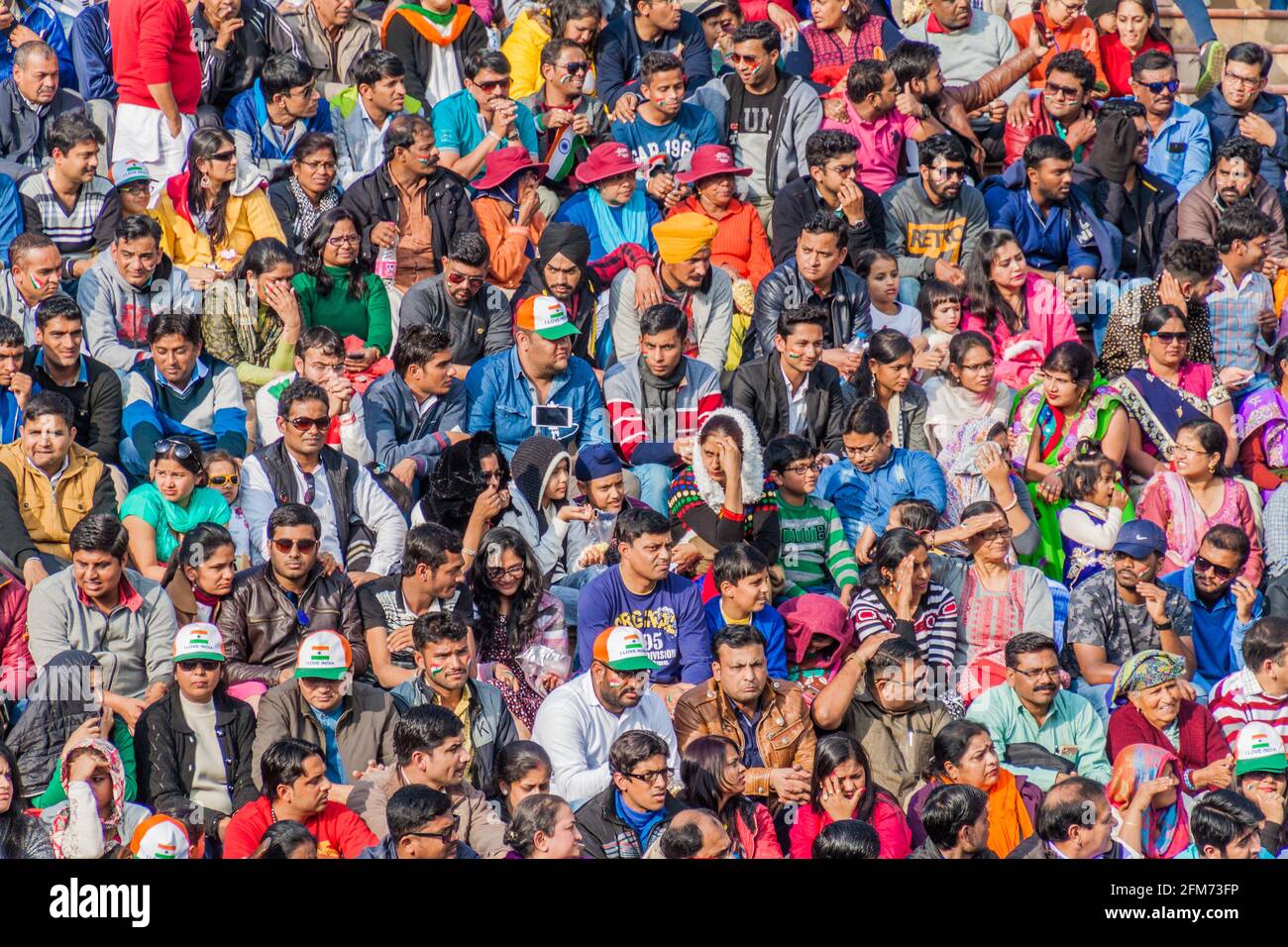 WAGAH, INDIA - 26 GENNAIO 2017: Gli spettatori indiani guardano la cerimonia militare al confine India-Pakistan a Wagah a Punjab, India. Foto Stock
