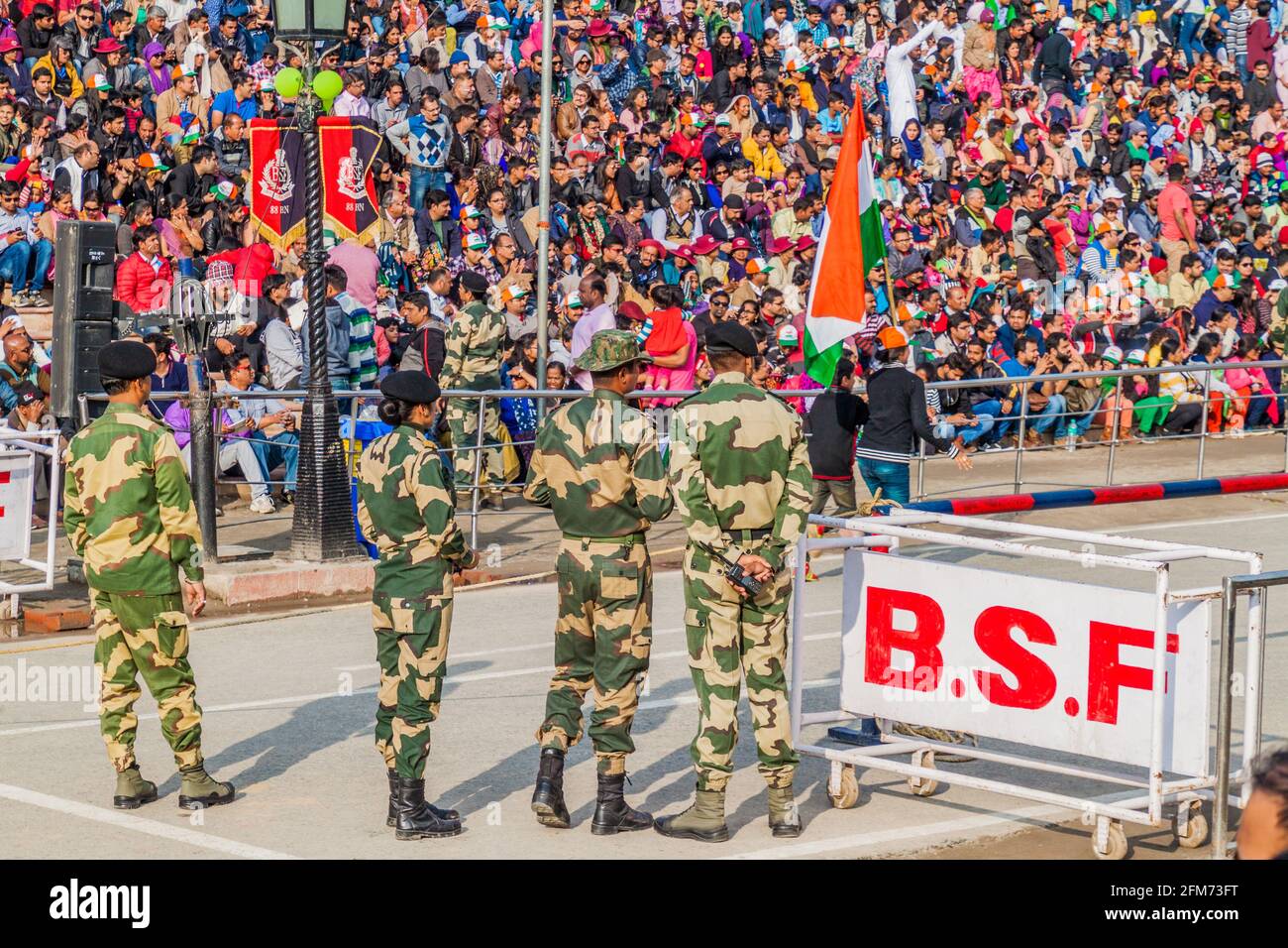 WAGAH, INDIA - 26 GENNAIO 2017: Guardie di confine alla cerimonia militare al confine India-Pakistan a Wagah in Punjab, India. Foto Stock