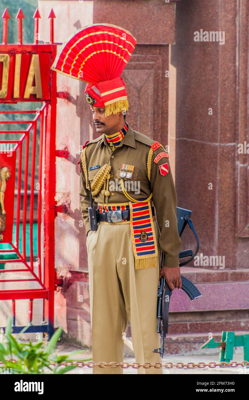 WAGAH, INDIA - 26 GENNAIO 2017: Guardia di confine guardata da spettatori indiani alla cerimonia militare al confine India-Pakistan a Wagah a Punjab, India Foto Stock