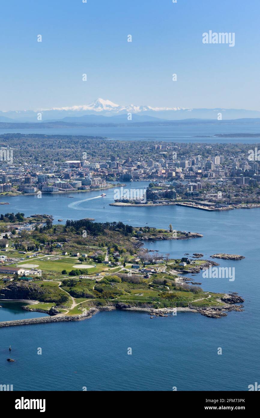 Foto aerea di Victoria BC con Esquimalt situato in primo piano. Mt. Baker nello stato di Washington è all'orizzonte, Victoria, Vancouver Island, BRI Foto Stock