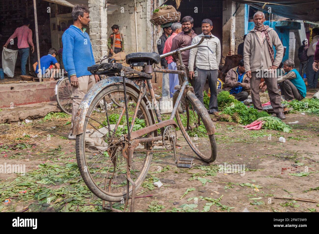 LUCKNOW, INDIA - 3 FEBBRAIO 2017: Bicicletta arrugginita in un mercato vegetale a Lucknow, Utttar Pradesh stato, India Foto Stock