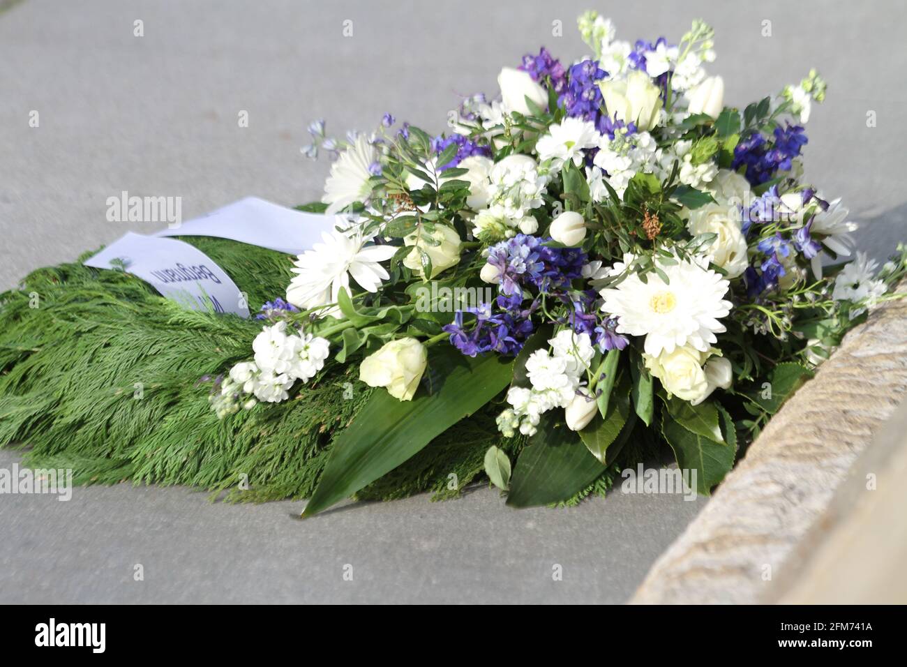 Potsdam, Germania. 06 maggio 2021: Potsdam: La foto mostra UNA corona di fiori di fronte all'obelisco di fronte al protestante San Nicolekirche. Una settimana dopo l'atto di violenza con quattro morti nell'Oberlinhaus, si svolge un servizio commemorativo nella Nikolaikirche di Potsdam.Matthias Fichtmüller, direttore teologico di Oberlinhaus. Alle 19:00, le campane di tutte le chiese di Potsdam suonano per un minuto. Credit: Pacific Press Media Produ Credit: Pacific Press Media Production Corp./Alamy Live News Foto Stock