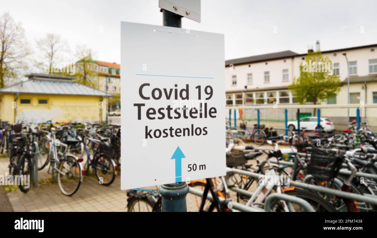 Un cartello con l'iscrizione tedesca Covid 19 , sito di prova , gratuito Foto Stock