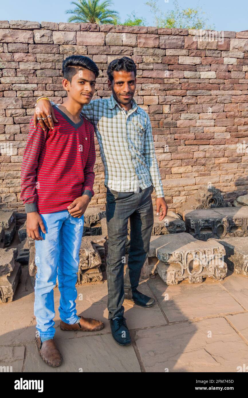 SANCHI, INDIA - 4 FEBBRAIO 2017: Turisti locali che visitano antichi monumenti buddisti a Sanchi, Madhya Pradesh, India Foto Stock