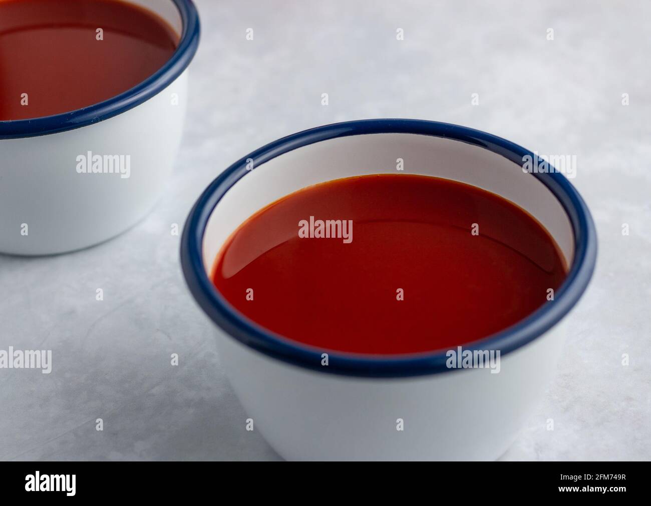 Olio di palma rosso non raffinato in ciotole Foto Stock