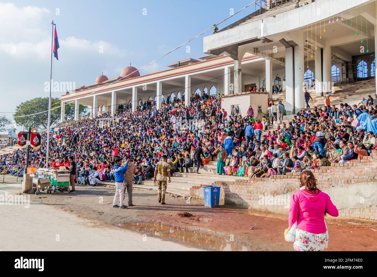 WAGAH, INDIA - 26 GENNAIO 2017: Gli spettatori indiani guardano la cerimonia militare al confine India-Pakistan a Wagah a Punjab, India. Foto Stock
