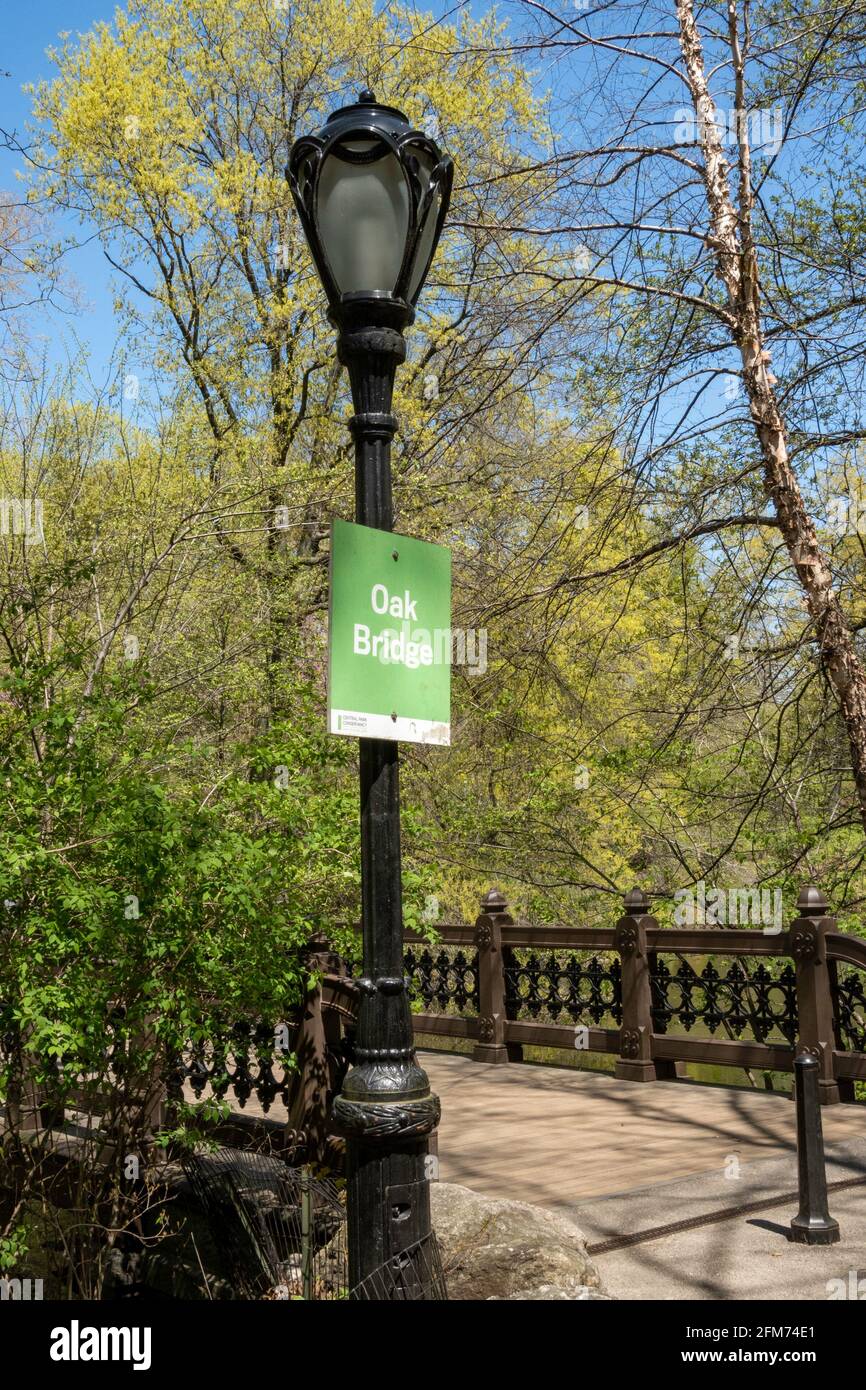 L'Oak Bridge si trova a bankRock Bay, vicino al lago, a Central Park, New York, USA Foto Stock