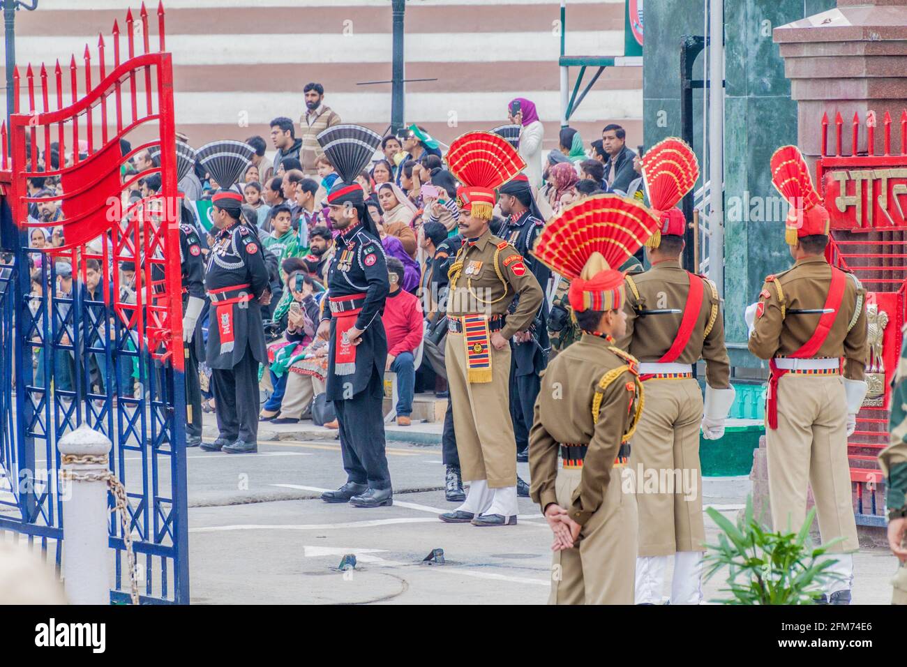 WAGAH, INDIA - 26 GENNAIO 2017: Guardie di confine alla cerimonia militare al confine India-Pakistan a Wagah in Punjab, India. Foto Stock
