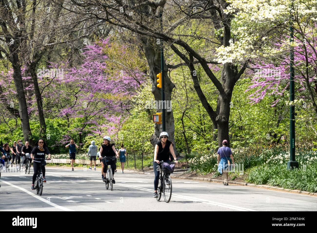 I ciclisti che si godono un giorno di Primavera a Central Park , 2021, New York, USA Foto Stock