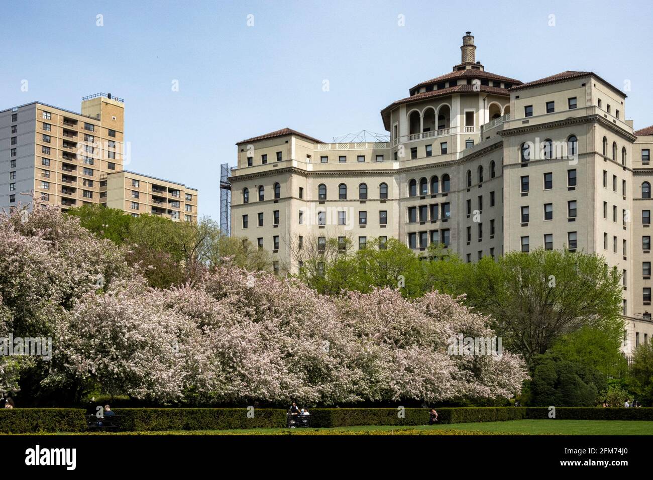 Il Cardinale Terence Cooke centro sanitario che si affaccia sul giardino, al Central Park di New York Foto Stock