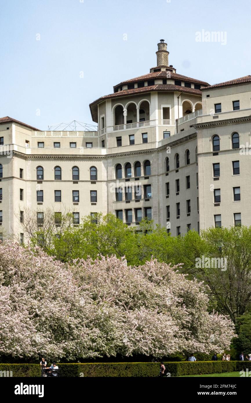 Il Cardinale Terence Cooke centro sanitario che si affaccia sul giardino, al Central Park di New York Foto Stock