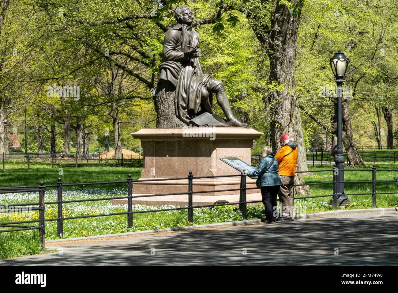 Robert Burns Sculpture si trova all'estremità sud della passeggiata letteraria in Central Park, New York City, Stati Uniti Foto Stock