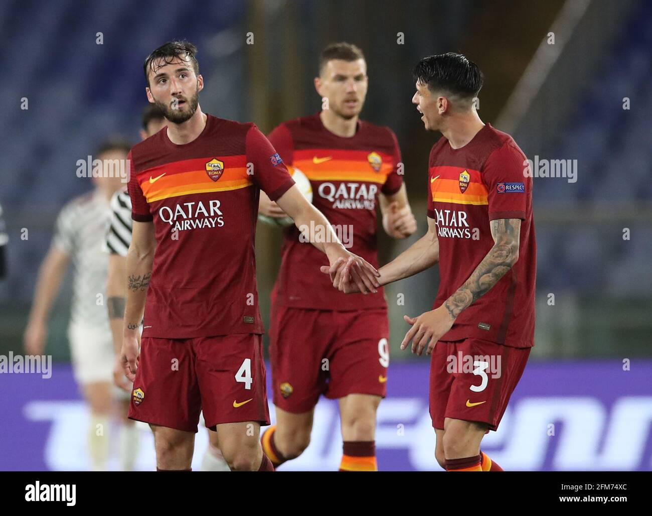 Roma, Italia, 6 maggio 2021. Bryan Cristante di Roma (l) celebra il suo secondo gol durante la partita UEFA Europa League allo Stadio Olimpico di Roma. L'immagine di credito dovrebbe essere: Jonathan Moscop / Sportimage Foto Stock