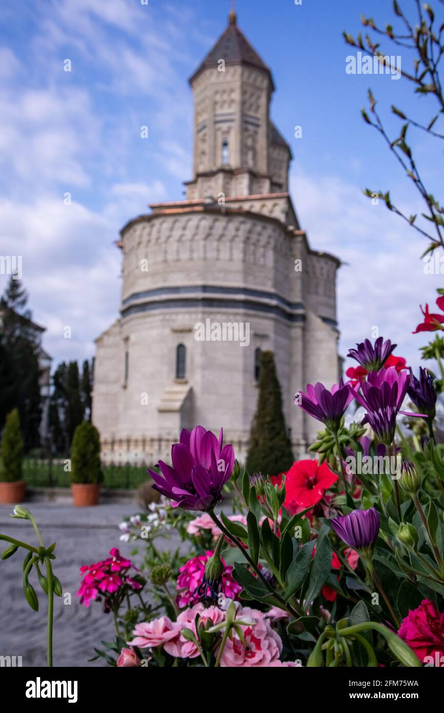 Monastero dei tre Gerarchi con fiori in primo piano, Iasi, Romania Foto Stock