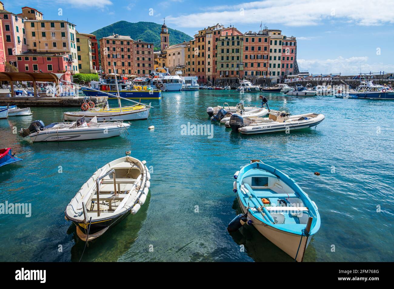 Le case colorate del villaggio marino di Camogli su La Riviera italiana vicino a Portofino Foto Stock