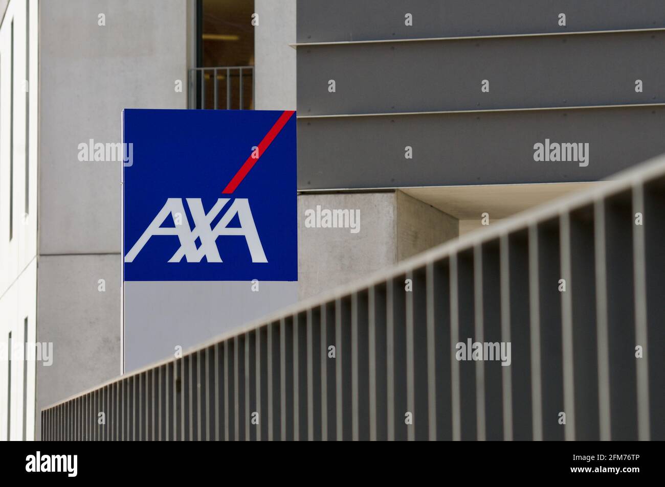 San Gallo, Svizzera - 14 aprile 2021 : cartello della compagnia di assicurazione AXA appeso di fronte ad un ufficio a San Gallo. AXA è una multinazionale francese insur Foto Stock