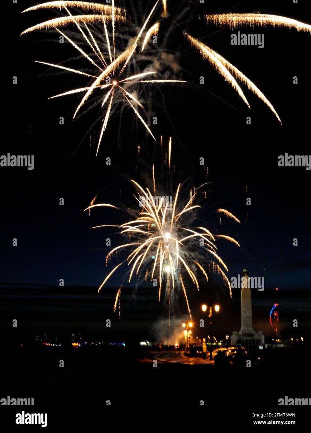 Fuochi d'artificio su Southsea Common per le celebrazioni del D-Day - memoriale di guerra E Spinnaker torre in lontananza Foto Stock