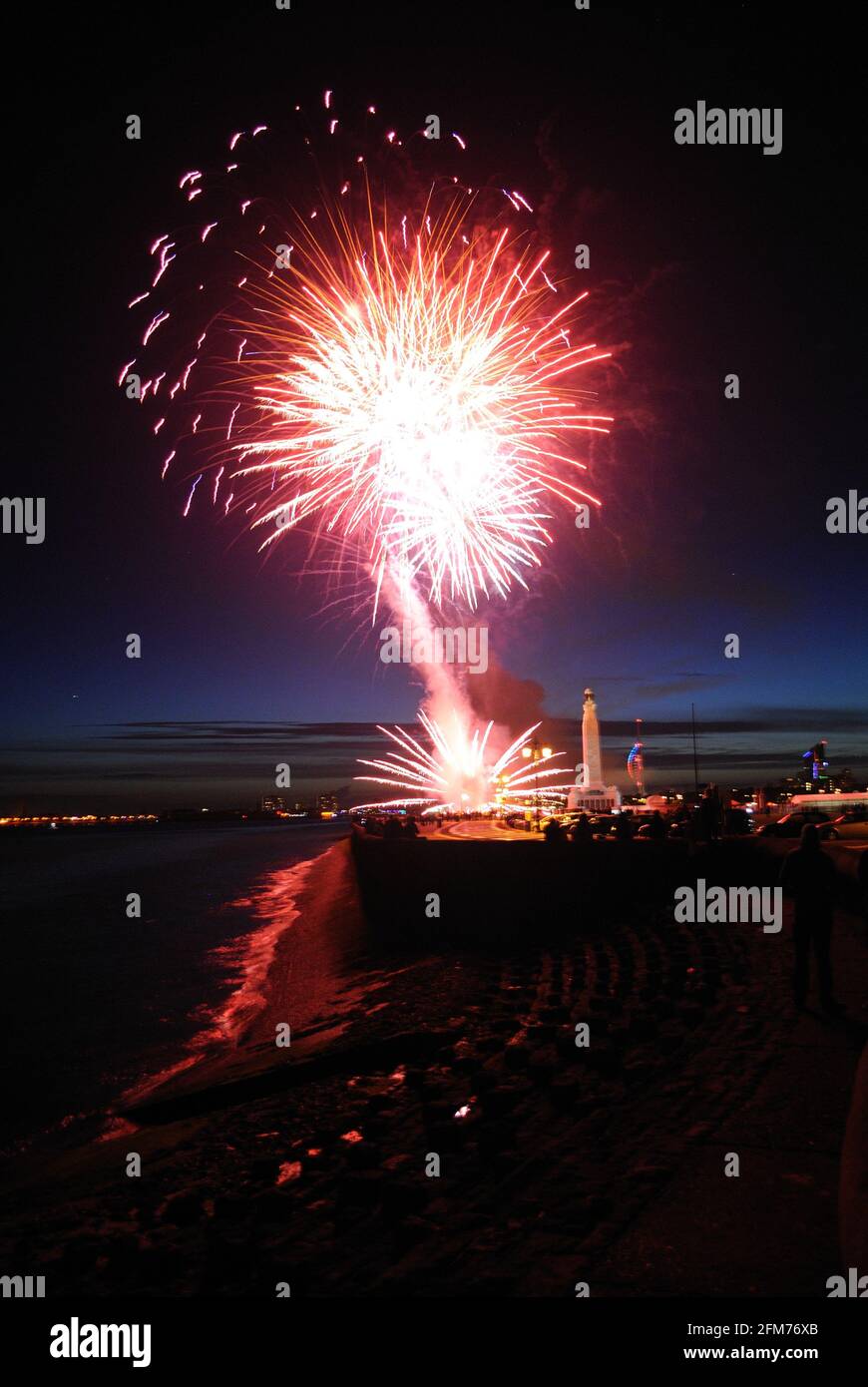 Fuochi d'artificio a Southsea Common per le celebrazioni del D-Day con vista di Spinaker torre in lontananza - un fuoco è andato via la terra Foto Stock