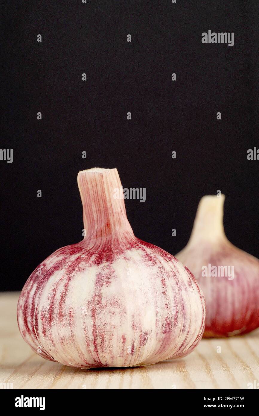 Aglio fresco giovane, isolato, primo piano. Testa di aglio. Foto Stock