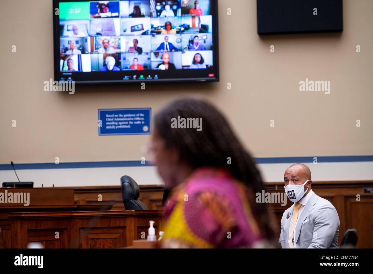 Washington, Stati Uniti d'America. 06 maggio 2021. Charles Johnson, marito del defunto Kira Johnson e fondatore di 4Kira4Moms, destra, ascolta mentre Joia Adele Crear-Perry, M.D., FACOG, fondatore e presidente, National Birth Equity Collaborative, sinistra, offre la sua dichiarazione di apertura durante un House Committee on Oversight and Reform hearing "Birthing While Black: Exceedings Americas Black Maternal Health Crisis" nel Rayburn House Office Building di Washington, DC, giovedì 6 maggio 2021. Credit: Rod Lamkey/CNP/Sipa USA Credit: Sipa USA/Alamy Live News Foto Stock