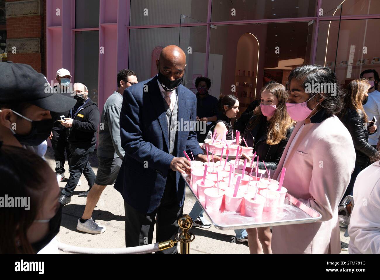 New York, New York, Stati Uniti. 6 maggio 2021. IL candidato Mayoral di New York, RAY MCGUIRE, lavora alla folla distribuendo al pubblico scoop di gelato gratuiti di Creme e Cocoa Creamery presso il theÂ Museum of Ice Cream di New York. Credit: Brian Branch Price/ZUMA Wire/Alamy Live News Foto Stock