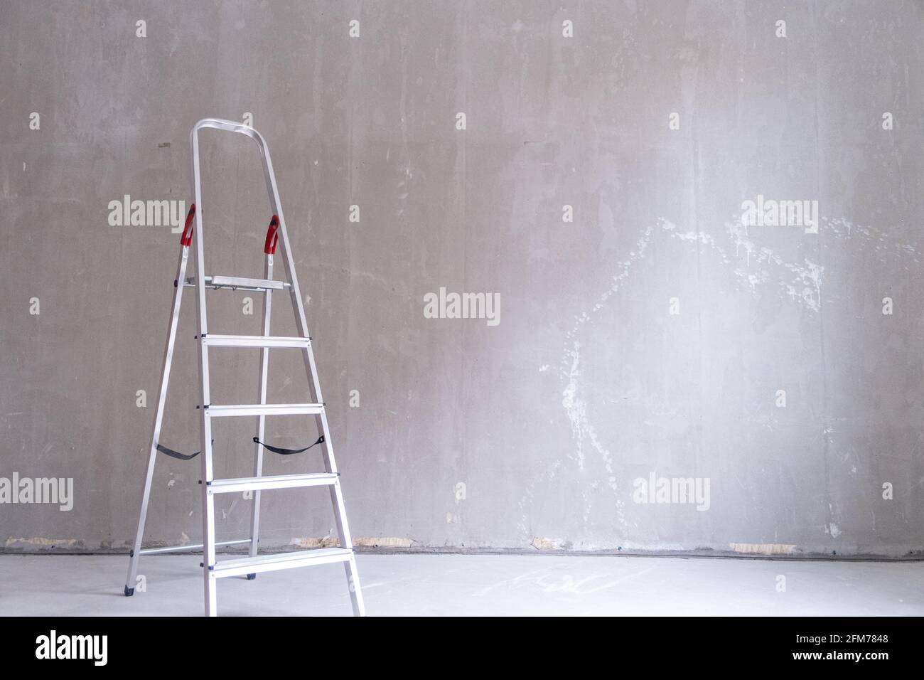 Appartamento di ristrutturazione. Scale vicino a muro vuoto a casa. Muro libero, casa di riparazione. CopySpace per il testo. Foto Stock