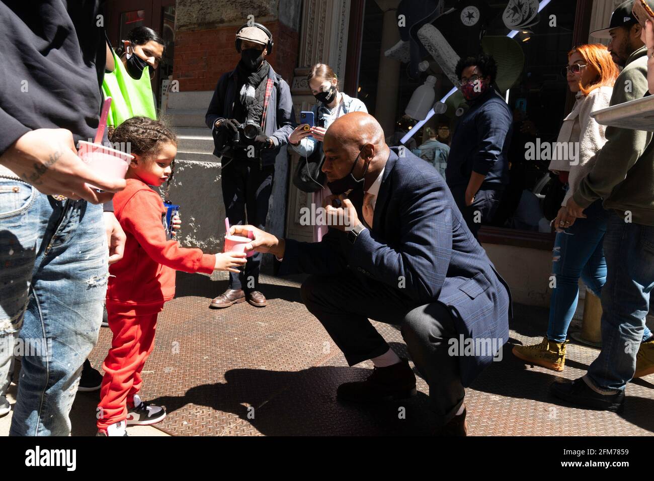 New York, New York, Stati Uniti. 6 maggio 2021. IL candidato Mayoral di New York, RAY MCGUIRE, lavora alla folla distribuendo al pubblico scoop di gelato gratuiti di Creme e Cocoa Creamery presso il theÂ Museum of Ice Cream di New York. Credit: Brian Branch Price/ZUMA Wire/Alamy Live News Foto Stock