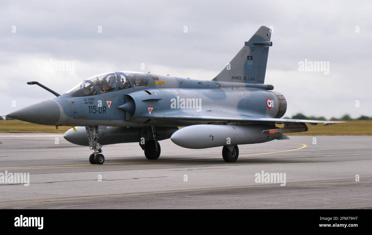 Base aerea di Evreux Francia LUGLIO, 14, 2019 Dassault Mirage 2000B dell'aeronautica francese che tassava sulla pista Foto Stock