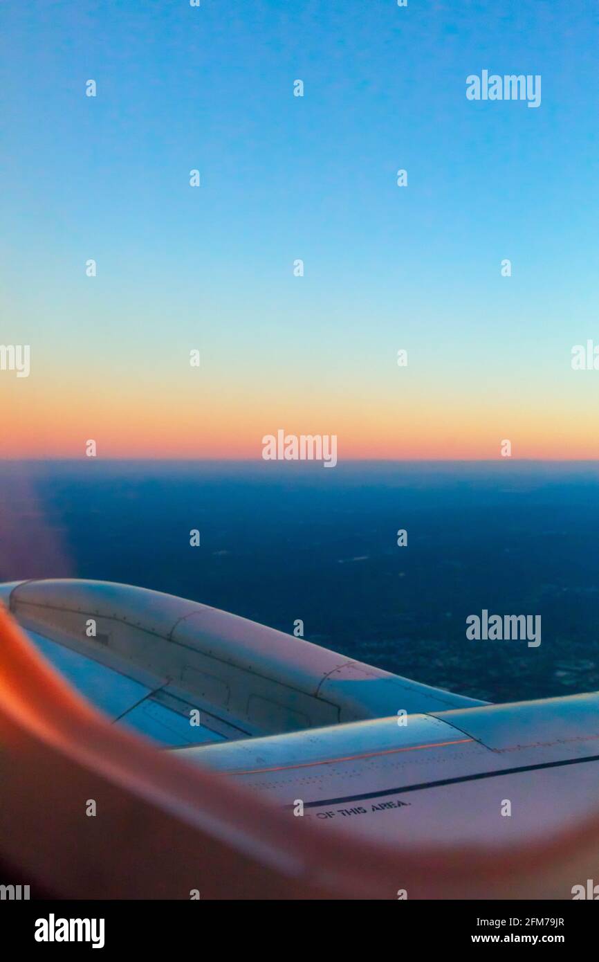 vista dell'alba/tramonto dell'orizzonte colorato dalla finestra dell'aereo Foto Stock