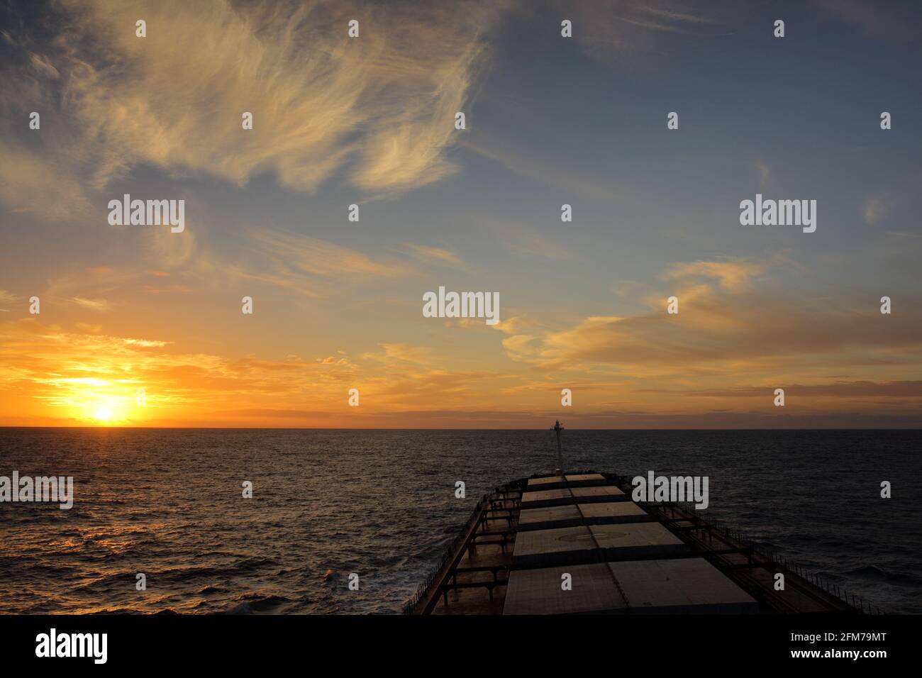 Viste giornaliere dalla nave da carico (Panamax bulk Carier) vela attraverso l'oceano Foto Stock