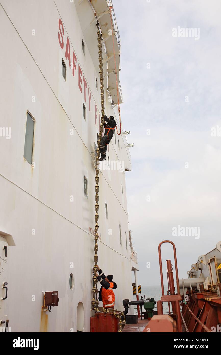 l'equipaggio di coperta lavora in alto a bordo della nave da carico Foto Stock