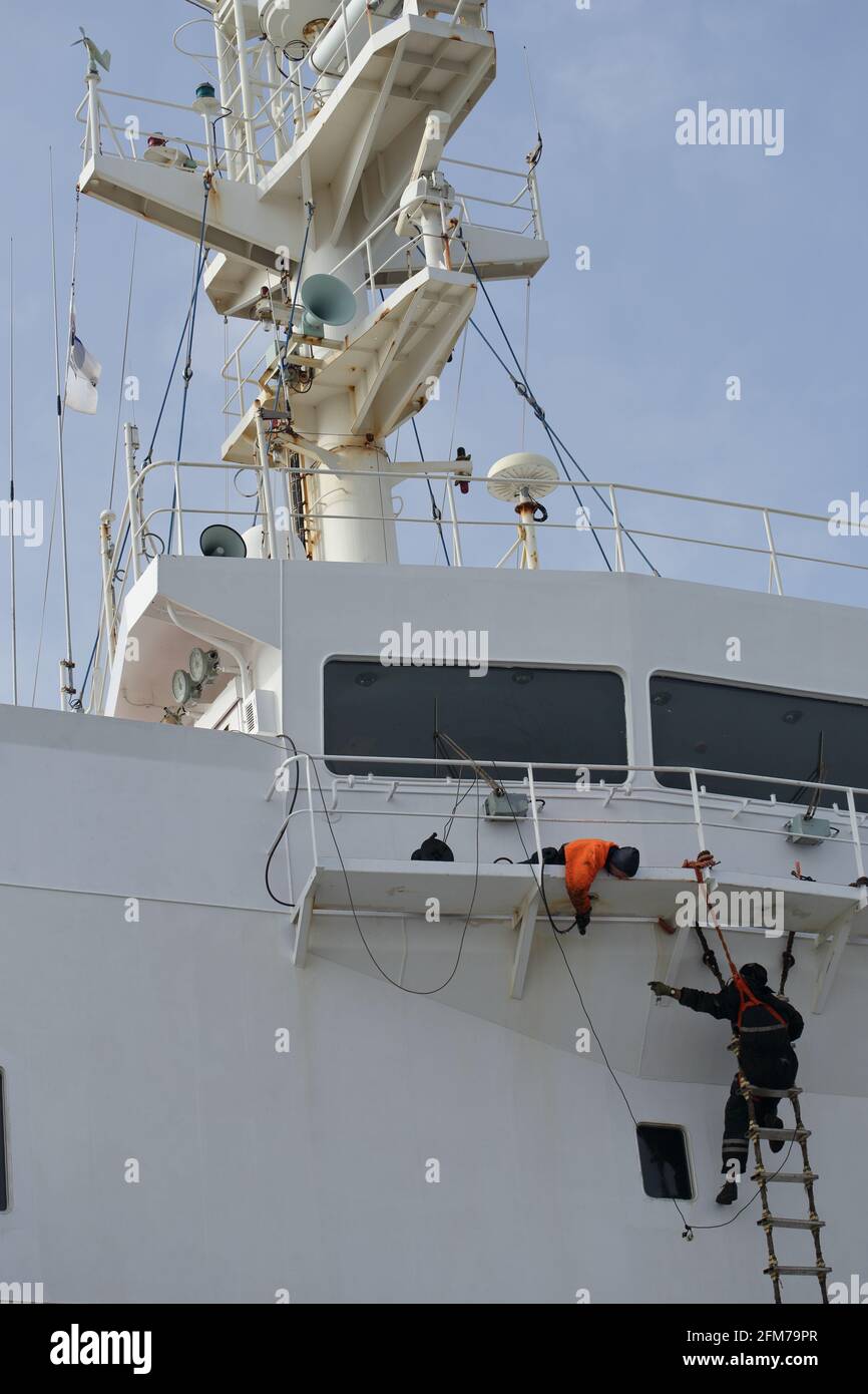 l'equipaggio di coperta lavora in alto a bordo della nave da carico Foto Stock