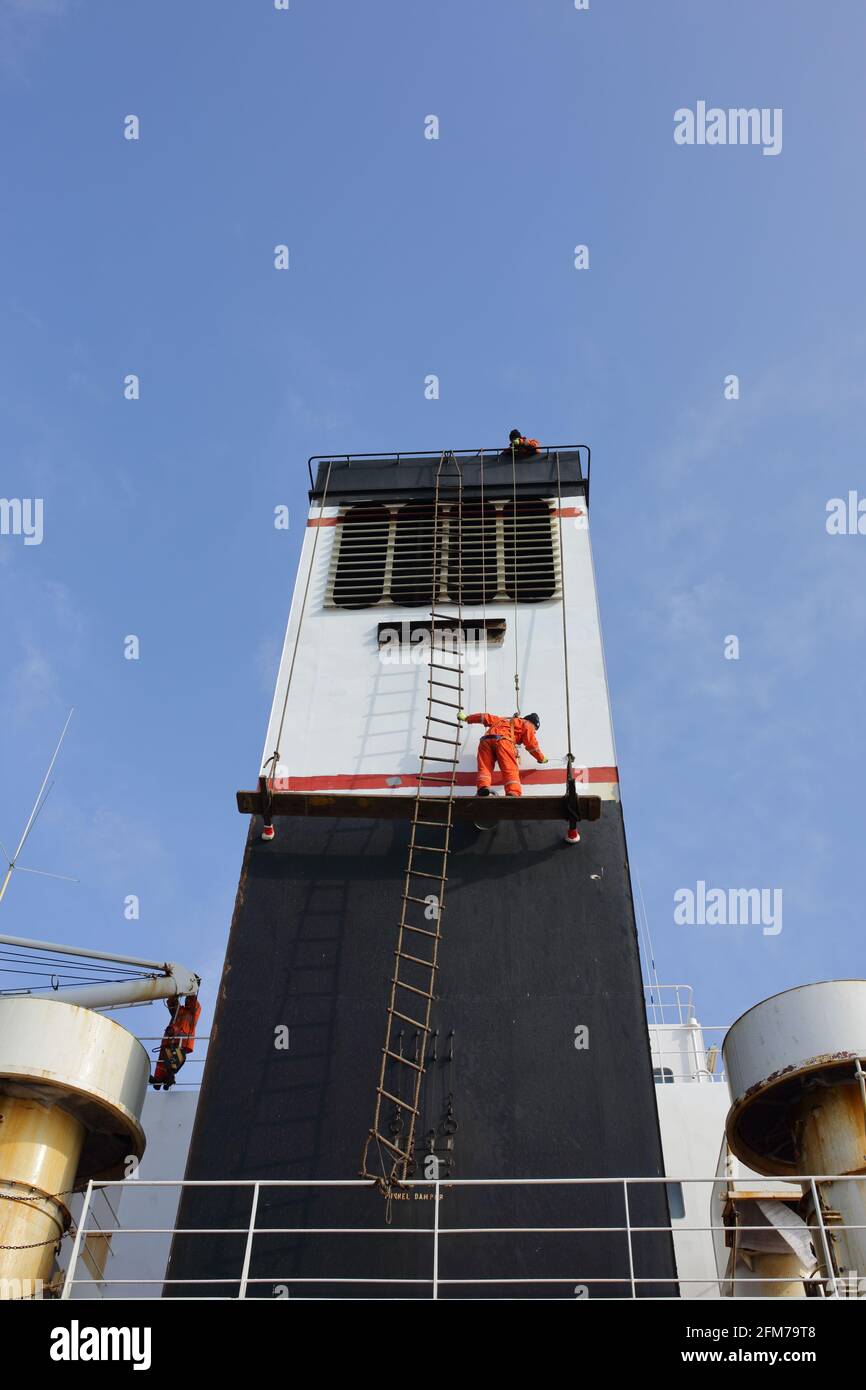 l'equipaggio di coperta lavora in alto a bordo della nave da carico Foto Stock