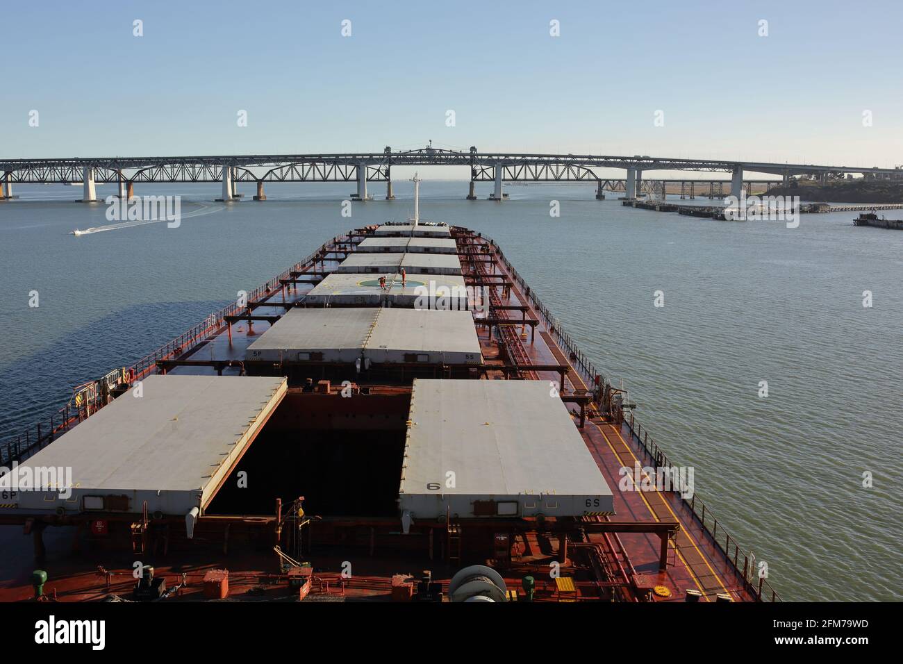 Il portarinfuse Panamax sta procedendo a passare sotto il ponte Foto Stock