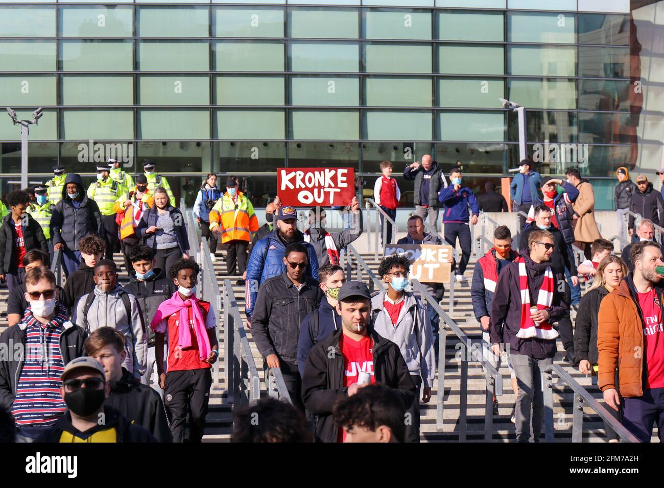 LONDRA, INGHILTERRA, 6 MAGGIO 2021. I tifosi dell'Arsenal protestano contro la proprietà di Stan Kroenke del club al di fuori dello Emirates Stadium di Londra giovedì 6 maggio 2021 (Credit: Lucy North | MI News) Credit: MI News & Sport /Alamy Live News Foto Stock