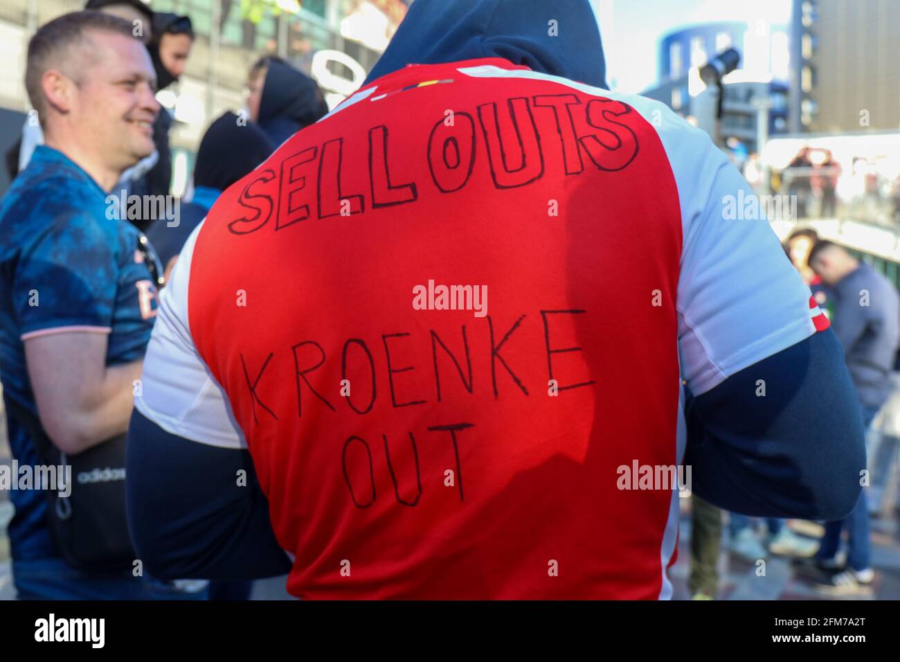 LONDRA, INGHILTERRA, 6 MAGGIO 2021. I tifosi dell'Arsenal protestano contro la proprietà di Stan Kroenke del club al di fuori dello Emirates Stadium di Londra giovedì 6 maggio 2021 (Credit: Lucy North | MI News) Credit: MI News & Sport /Alamy Live News Foto Stock