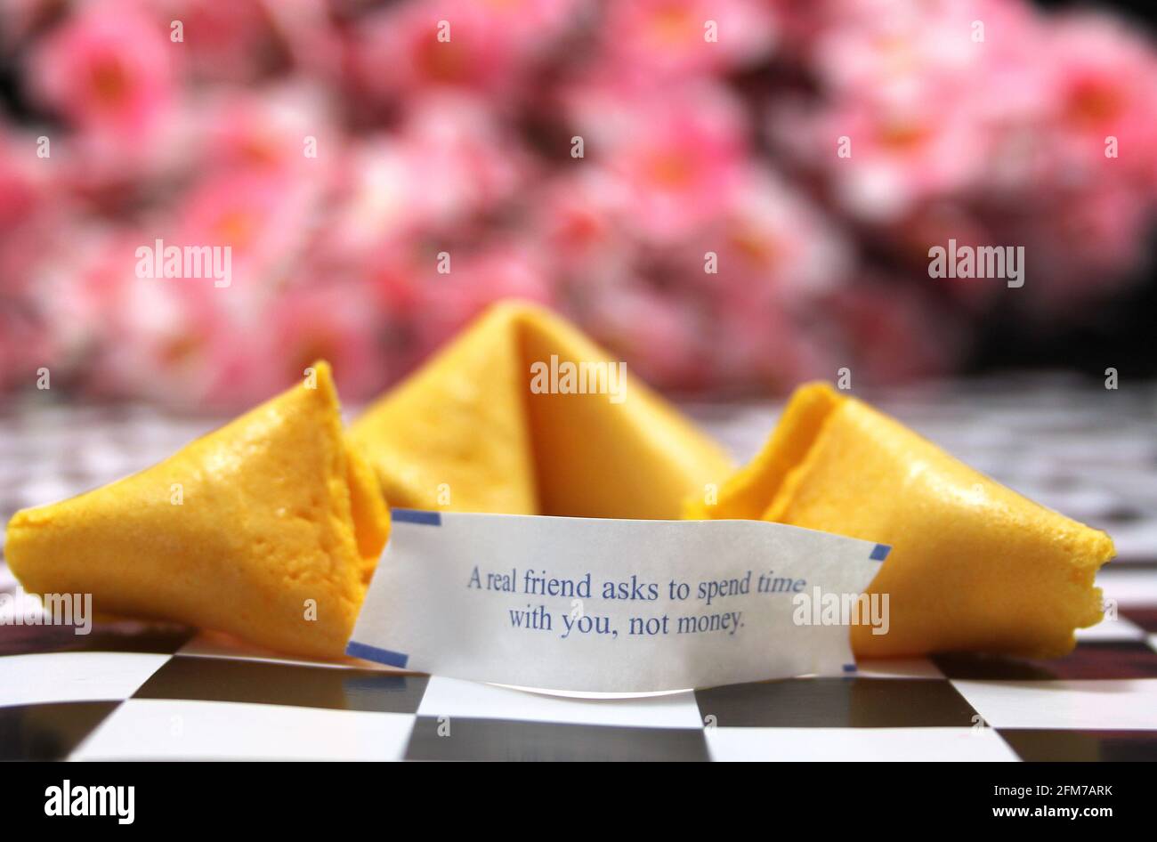 Cookie Fortune rotto con messaggio positivo Foto Stock